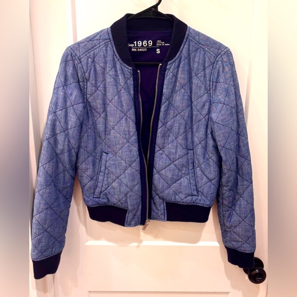 Gap Chambray Blue Quilted Bomber Jacket. Size Small in mint condition - Picture 1 of 5
